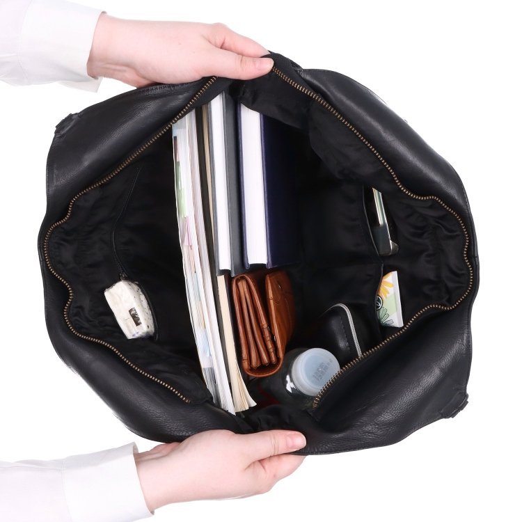 Velká kožená kabelka s uchy a crossbody popruhem Noelia Bolger materiál kůže zapínání na zip barva černá velikost velká NB 2429 C Vnitřek