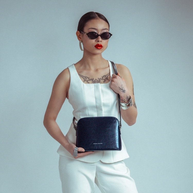 Minimalistická kožená crossbody kabelka na každý den Noelia Bolger materiál kůže zapínání na zip barva modrá velikost malá NB 0116 TM Lifestyle