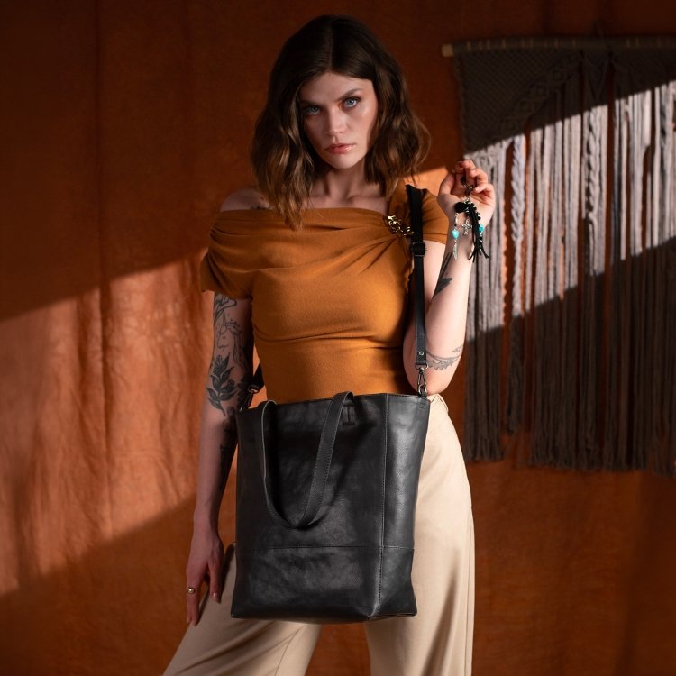 Prostorná kožená kabelka s přívěskem Noelia Bolger materiál kůže zapínání na zip barva černá velikost velká NB 3102 C Lifestyle