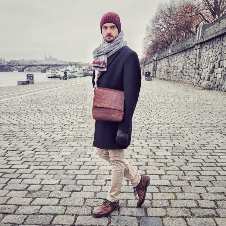 Kožená crossbody klopna Poyem materiál kůže zapínání s klopou barva koňaková velikost střední 2207 Poyem KO Lifestyle