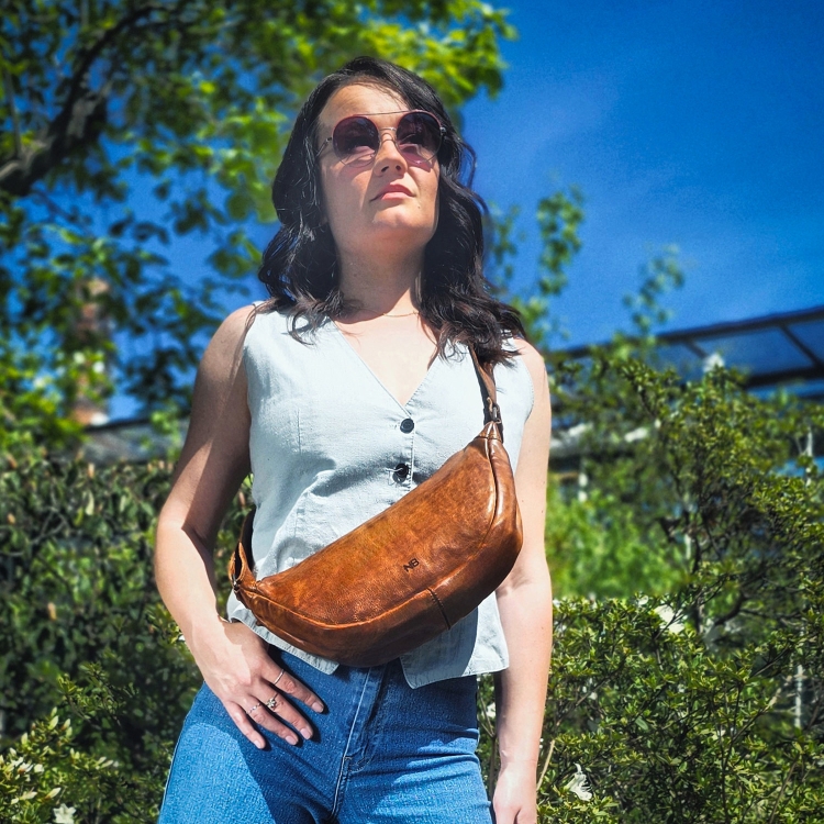 Kožená moonbag kabelka přes rameno Noelia Bolger materiál kůže zapínání na zip barva koňaková velikost malá NB 2412 KO Lifestyle
