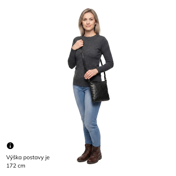 Elegantní kožená crossbody kabelka Noelia Bolger materiál kůže zapínání na zip barva černá velikost malá NB 2415 C Na postavě
