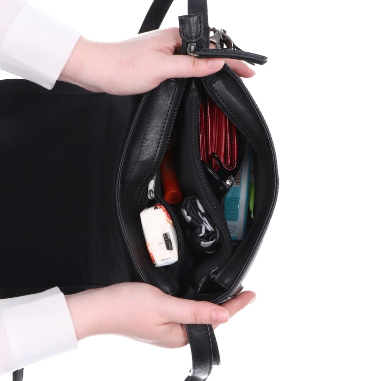 Menší crossbody kabelka s klopou a přívěskem Noelia Bolger materiál kůže zapínání s klopou barva černá velikost střední NB 3111 C Vnitřek