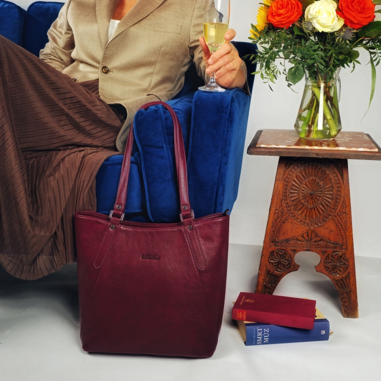 Prostorná shopper kabelka přes rameno Le Sands materiál syntetická kůže zapínání na zip barva vínová velikost velká 7703 BO Lifestyle