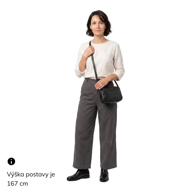 Minimalistická kožená crossbody kabelka Noelia Bolger materiál kůže zapínání na zip barva černá velikost malá NB 2417 C Na postavě