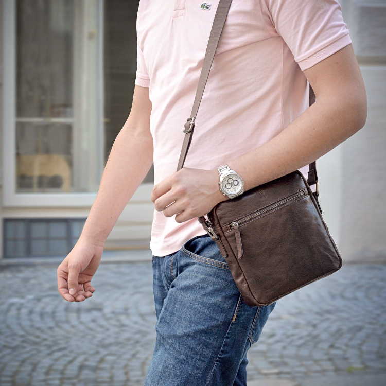 Kožená crossbody taška Poyem materiál kůže barva hnědá velikost malá 2206 Poyem H Lifestyle
