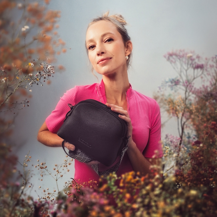 Malá crossbody kabelka s širokým popruhem Carmelo materiál syntetická kůže zapínání na zip barva černá velikost malá 4355 C Lifestyle