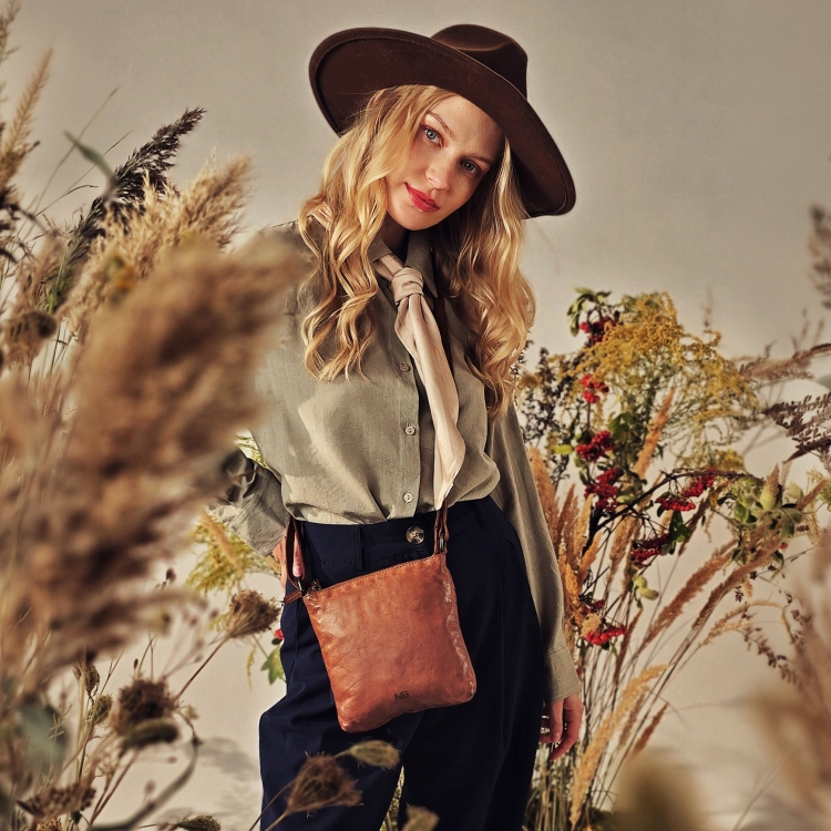 Elegantní kožená crossbody kabelka Noelia Bolger materiál kůže zapínání na zip barva koňaková velikost malá NB 2415 KO Lifestyle