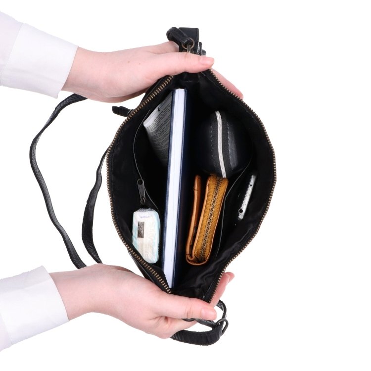 Menší kožená kabelka s popruhem a uchem Noelia Bolger materiál kůže zapínání na zip barva černá velikost malá NB 2409 C Vnitřek