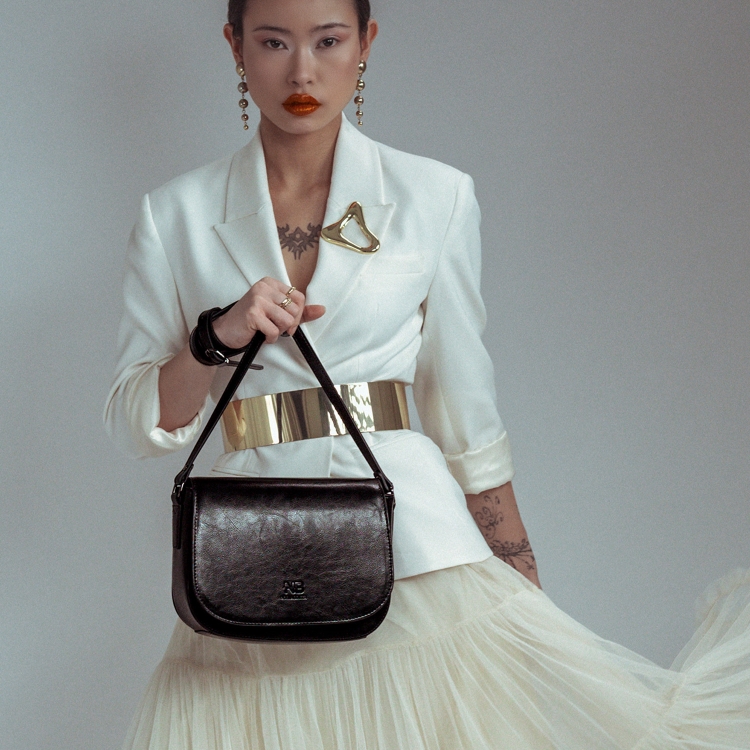 Elegantní kožená crossbody kabelka s klopou Noelia Bolger materiál kůže zapínání s klopou barva černá velikost malá NB 0117 C Lifestyle