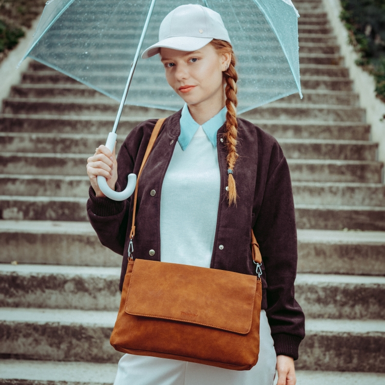 Praktická kabelka s klopou a promyšleným uspořádáním Tangerin materiál syntetická kůže zapínání s klopou barva koňaková velikost střední 1122 KA Lifestyle