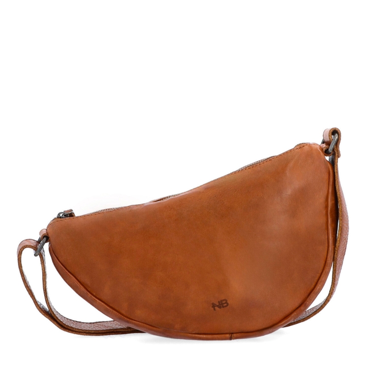 Asymetrická kožená moonbag kabelka Noelia Bolger materiál kůže zapínání na zip barva koňaková velikost malá NB 2413 KO Zepředu