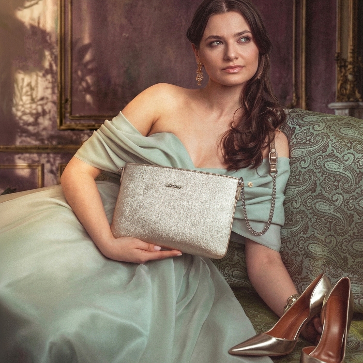 Elegantní crossbody kabelka s jemným leskem Le Sands materiál syntetická kůže zapínání na zip barva metalická velikost malá 4608 ZL Lifestyle
