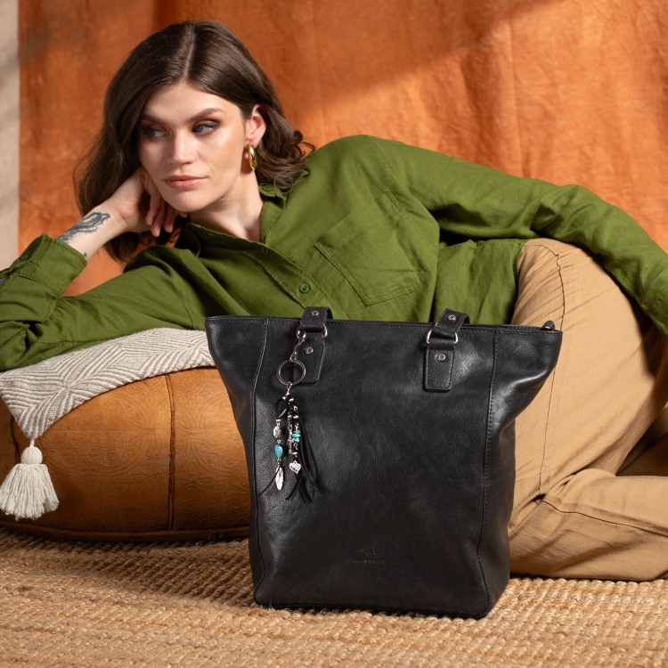 Dámská kožená shopperka s přívěskem Noelia Bolger materiál kůže zapínání na zip barva černá velikost velká NB 3103 C Lifestyle