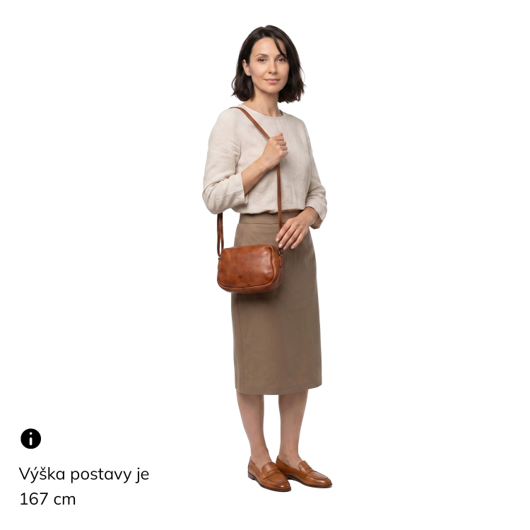 Minimalistická kožená crossbody kabelka Noelia Bolger materiál kůže zapínání na zip barva koňaková velikost malá NB 2417 KO Na postavě