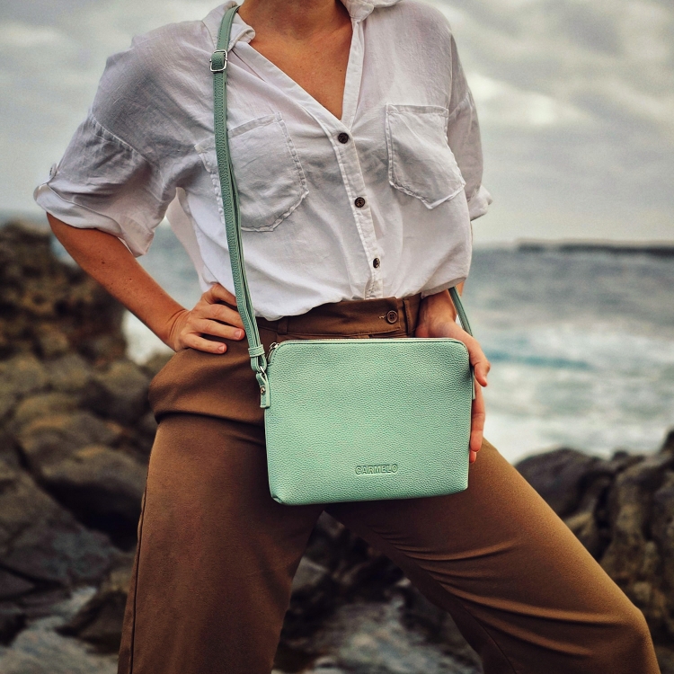 Minimalistická crossbody syntetická kabelka Carmelo materiál syntetická kůže zapínání na zip barva zelená velikost malá 4333 SZE Lifestyle