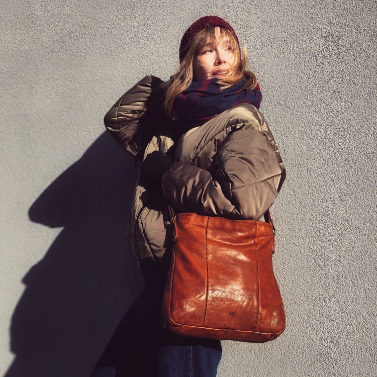 Kožená crossbody kabelka s prošíváním Noelia Bolger materiál kůže zapínání na zip barva koňaková velikost střední NB 2002 KO Lifestyle