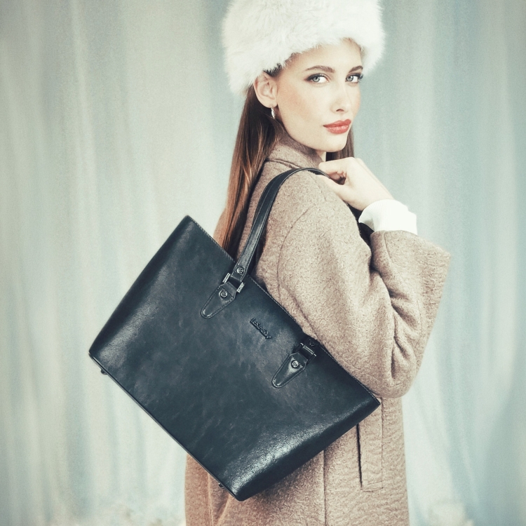 Prostorná shopper kabelka s čistým designem LeSands materiál syntetická kůže zapínání na zip barva černá velikost velká 7719 C Lifestyle