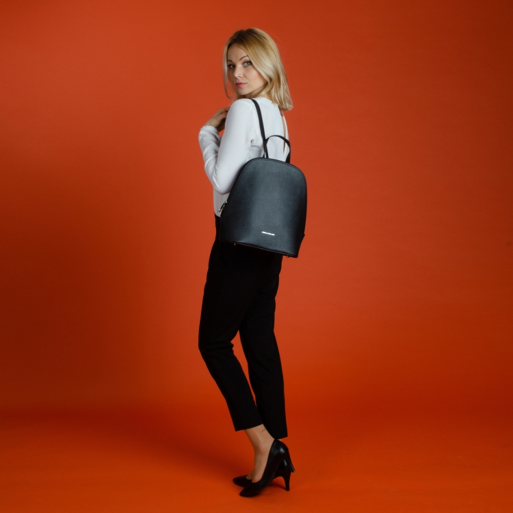 Batoh z kůže saffiano Noelia Bolger materiál kůže zapínání na zip barva černá velikost střední NB 0033 C Lifestyle