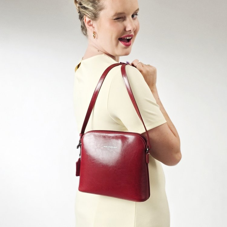 Elegantní kožená crossbody k šatům i saku Noelia Bolger materiál kůže zapínání na zip barva červená velikost malá NB 0078 TCV Lifestyle