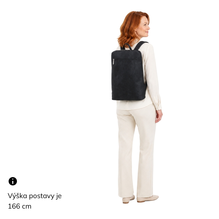 Moderní batoh s přihrádkou na notebook Carmelo materiál syntetická kůže zapínání na zip barva černá velikost velká 4673 C Na postavě