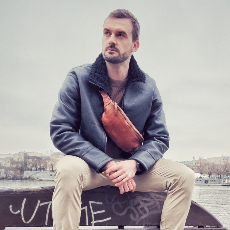 Malá kožená ledvinka s čistým designem Noelia Bolger materiál kůže zapínání na zip barva koňaková velikost malá NB 2403 KO Lifestyle
