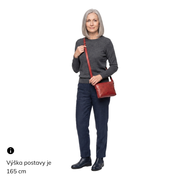Kožená crossbody s čistými liniemi Noelia Bolger materiál kůže zapínání na zip barva červená velikost malá NB 2414 CV Na postavě