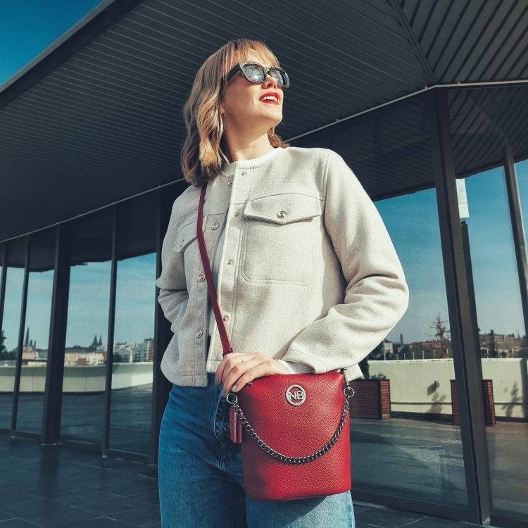 Malá kožená crossbody kabelka s výrazným řetízkem Noelia Bolger materiál kůže zapínání na zip barva červená velikost malá NB 3016 CV Lifestyle