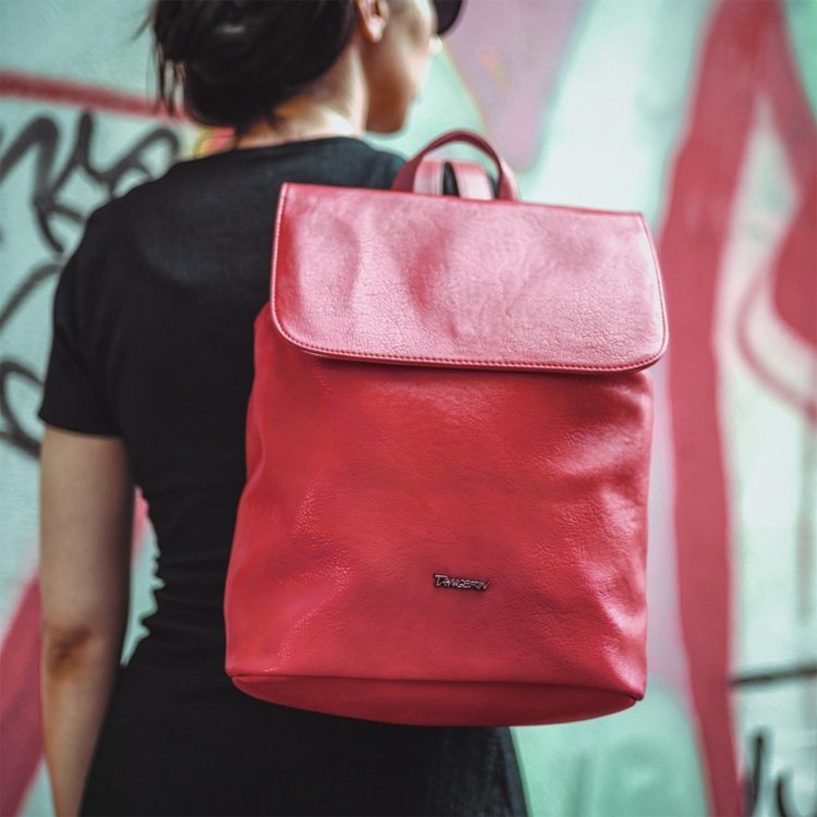 Městský batoh s klopou a magnetem Tangerin materiál syntetická kůže zapínání na zip barva červená velikost střední 8006 CV Lifestyle