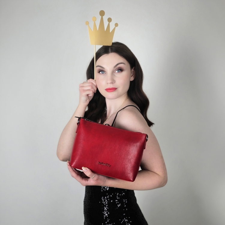 Společenská crossbody kabelka s řetízkem Le Sands materiál syntetická kůže zapínání na zip barva červená velikost malá 7708 CV Lifestyle