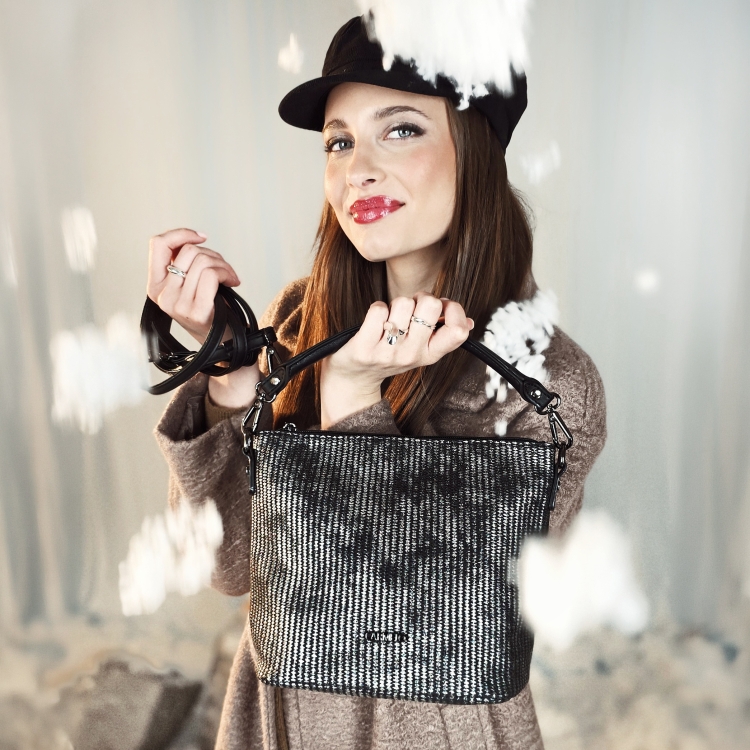 Stylová crossbody kabelka s originálním vzorem Carmelo materiál syntetická kůže zapínání na zip barva metalická velikost malá 4380 STR Lifestyle