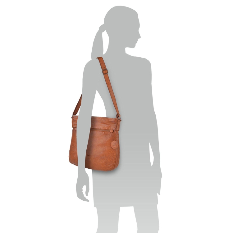 Vintage kožená crossbody kabelka Noelia Bolger materiál kůže zapínání na zip barva koňaková velikost střední NB 2004 KO Na postavě