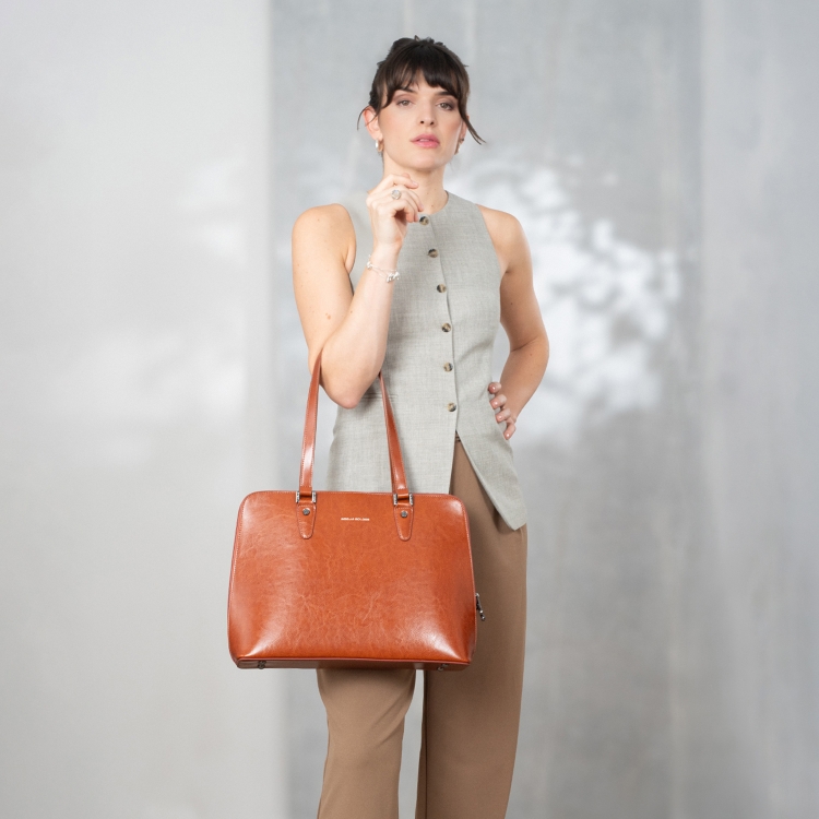 Elegantní kožená kabelka Noelia Bolger materiál kůže zapínání na zip barva koňaková velikost velká NB 0057 KO Lifestyle