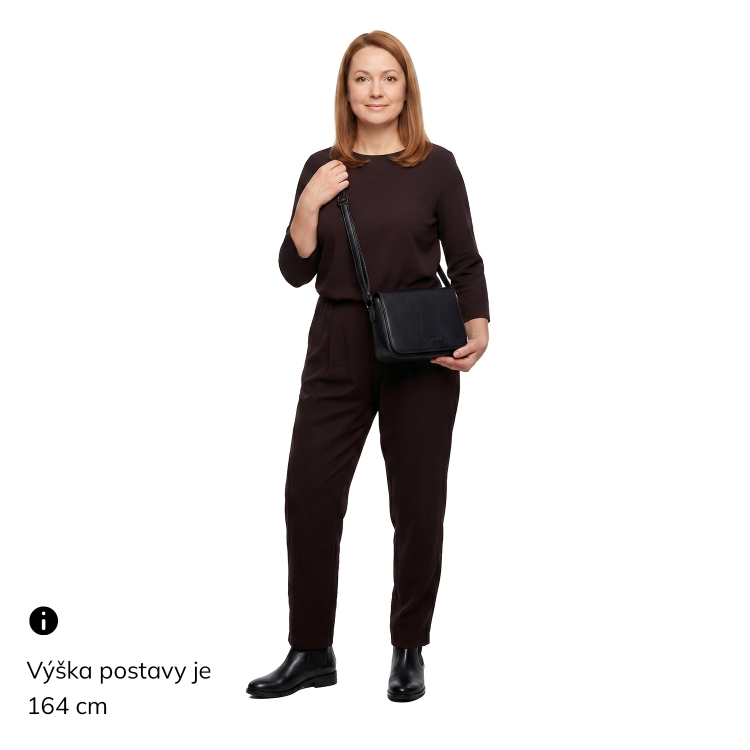 Nadčasová crossbody kabelka s klopou Le Sands materiál syntetická kůže zapínání s klopou barva koňaková velikost malá 7724 KO Na postavě
