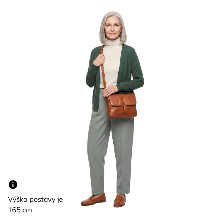 Kožená crossbody kabelka s klopou Noelia Bolger materiál kůže zapínání s klopou barva koňaková velikost střední NB 2416 KO Na postavě