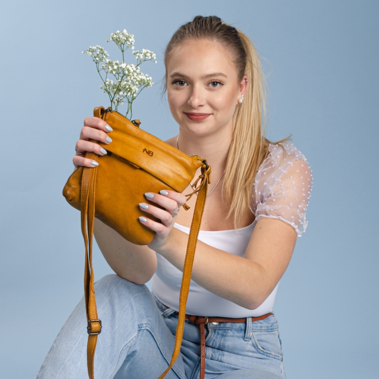 Malá kožená crossbody se zapínáním na zip Noelia Bolger materiál kůže zapínání na zip barva žlutá velikost malá NB 2090 ZLU Lifestyle