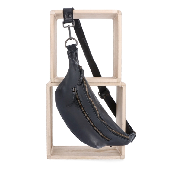 Moderní kožená crossbody ledvinka Noelia Bolger materiál kůže zapínání na zip barva černá velikost malá NB 2402 C