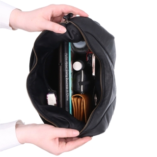 Velká kožená hobo kabelka přes rameno Noelia Bolger materiál kůže zapínání na zip barva černá velikost velká NB 2423 C Vnitřek