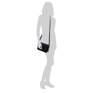 Praktická crossbody kabelka se dvěma kapsami Le Sands materiál syntetická kůže zapínání na zip barva černá velikost malá 7717 C Na postavě