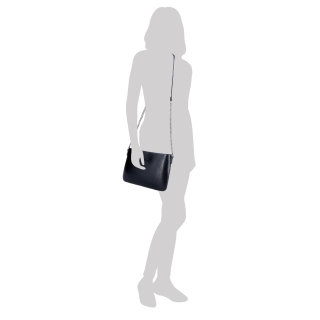 Elegantní crossbody kabelka s řetízkem LeSands materiál syntetická kůže zapínání na zip barva černá velikost malá 7707 C Na postavě