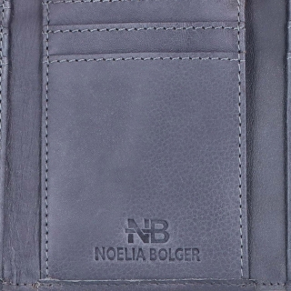 Minimalistická kožená peněženka s prošíváním Noelia Bolger materiál kůže zapínání na cvoček barva modrá velikost malá 5129 NB JE Logo