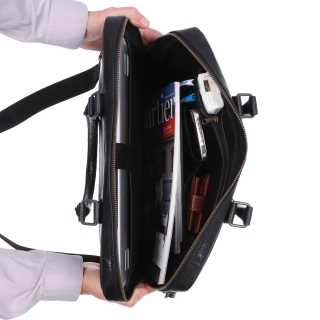 Kožená pánská taška s přihrádkou na notebook Poyem materiál kůže zapínání na zip barva černá velikost velká 2225 Poyem C Vnitřek