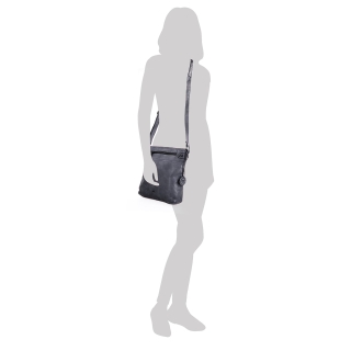 Kožená vintage crossbody s kapsami Noelia Bolger materiál kůže zapínání na zip barva černá velikost střední NB 2006 C Na postavě