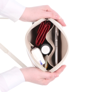 Minimalistická kožená crossbody kabelka na každý den Noelia Bolger materiál kůže zapínání na zip barva bílá velikost malá NB 0116 OW Vnitřek