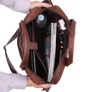 Kožená pánská aktovka s přihrádkou na notebook Poyem materiál kůže zapínání na zip barva hnědá velikost velká 2223 Poyem H Vnitřek