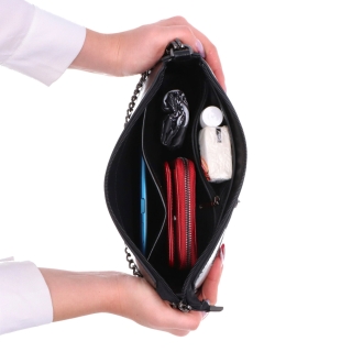Kvalitní kožená kabelka s ozdobným řetízkem Noelia Bolger materiál kůže zapínání na zip barva černá velikost malá NB 0110 C Vnitřek
