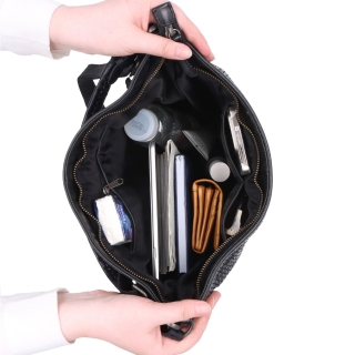 Jemně proplétaná kožená hobo kabelka Noelia Bolger materiál kůže zapínání na zip barva černá velikost střední NB 2015 C Vnitřek