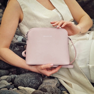 Elegantní kožená kabelka Noelia Bolger materiál kůže zapínání na zip barva růžová velikost malá NB 0064 R Lifestyle