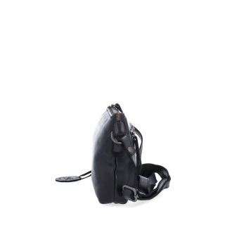 Kožená crossbody s čistými liniemi Noelia Bolger materiál kůže zapínání na zip barva černá velikost malá NB 2414 C Z boku