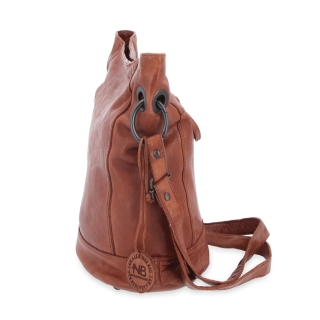 Kožená crossbody kabelka s designovým prošitím Noelia Bolger materiál kůže zapínání na zip barva koňaková velikost střední NB 2089 KO Z boku